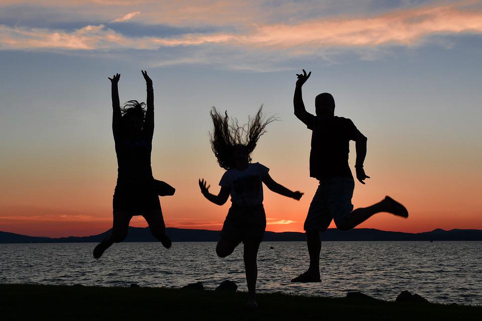 A Balaton-parton gyerekek ugrálva élvezik a nyarat