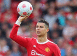 Ronaldo kezében tartja a labdát, a háttérbena közönség