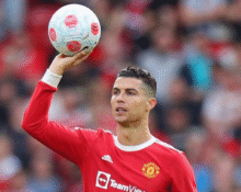 Ronaldo kezében tartja a labdát, a háttérbena közönség
