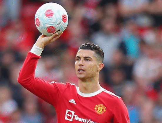 Ronaldo kezében tartja a labdát, a háttérbena közönség