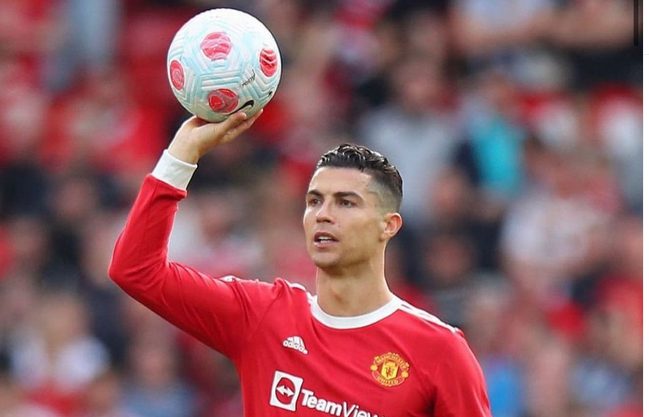 Ronaldo kezében tartja a labdát, a háttérbena közönség