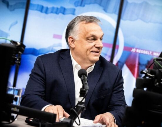 Orbán Viktor egy tévéstúdióban ülve beszélget