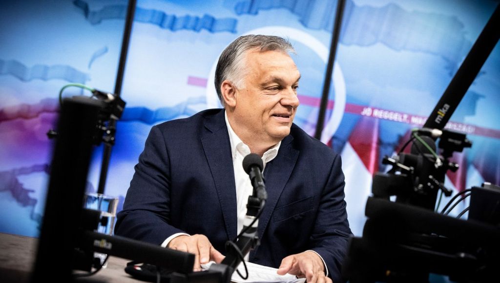 Orbán Viktor egy tévéstúdióban ülve beszélget