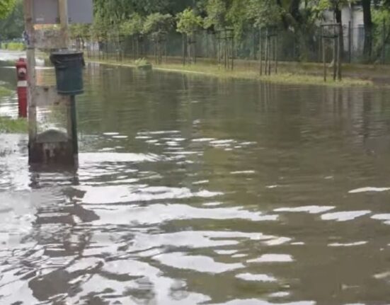 A felhőszakadás miatt víz alatt áll az út