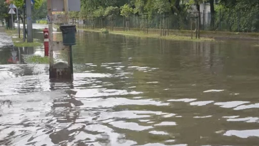 A felhőszakadás miatt víz alatt áll az út