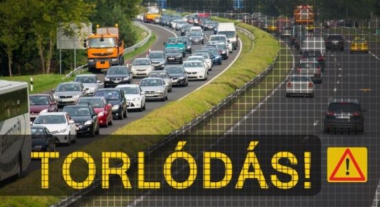 Az autópályán tömött sorokban állnak a kocsik