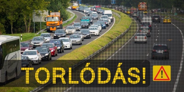 Az autópályán tömött sorokban állnak a kocsik