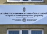 az Országos Idegenrendészeti Főigazgatóság táblája látható
