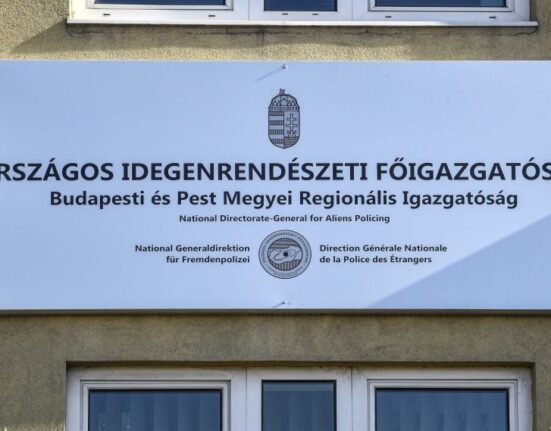 az Országos Idegenrendészeti Főigazgatóság táblája látható