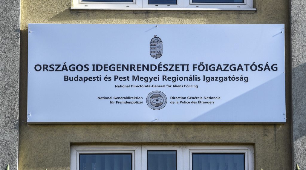 az Országos Idegenrendészeti Főigazgatóság táblája látható