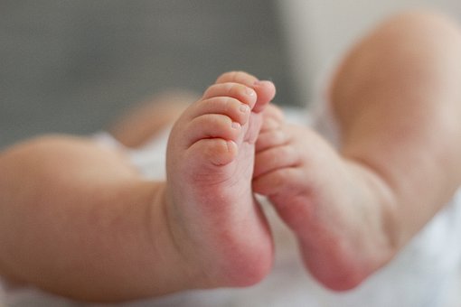 kisbaba lábacskája látható