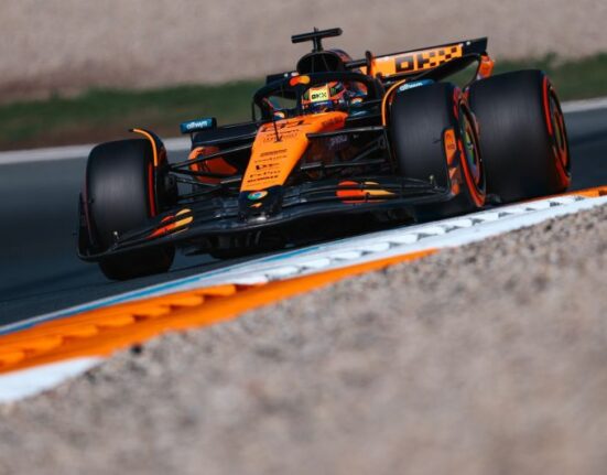A McLaren versenyautója száguld a Holland Nagydíjon