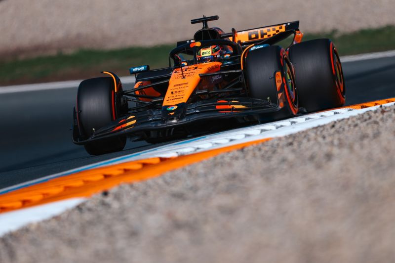 A McLaren versenyautója száguld a Holland Nagydíjon