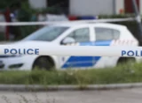 egy rendőrautó parkol a gyilkosság helyszíne mellett