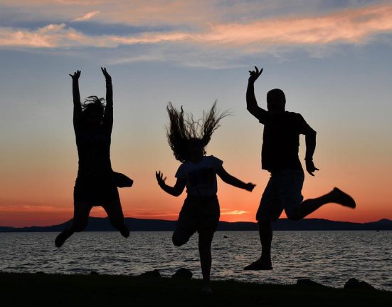 Fiatalok ugrálnak a Balaton-parton