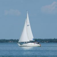 Vitorláshajó úszik a Balatonon