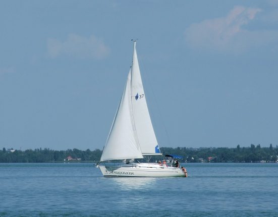 Vitorláshajó úszik a Balatonon