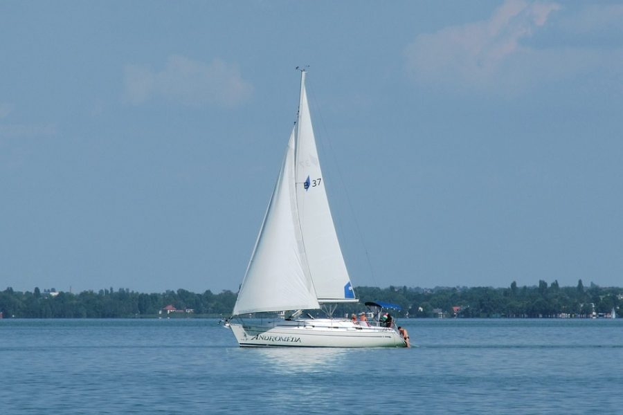 Vitorláshajó úszik a Balatonon