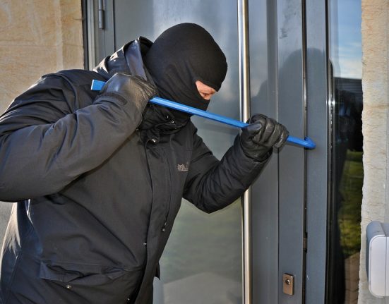 Agy betörő feszítővassal próbálja kinyitni az ajtót