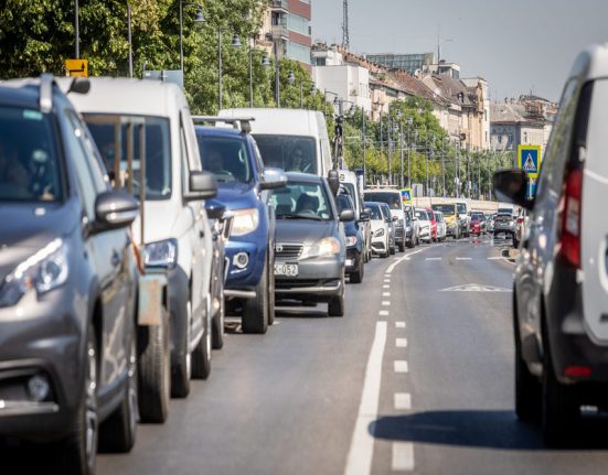 Dugóban állnak a kocsik az autópályán