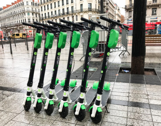 elektromos rollerek várnak a bérlőkre