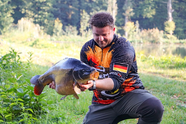 Büszkén tartja a kifogott halat a horgász