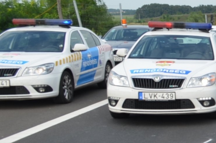 Rendőrautók villogó lámpákkal várakoznak a helyszínen