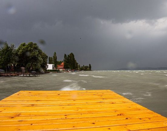 Nagy vihar tombol a Balatonnál