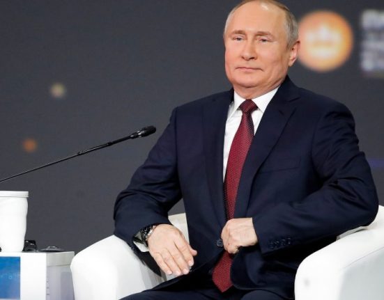 Vlagyimir Putyin sajtótájékoztatón pózol