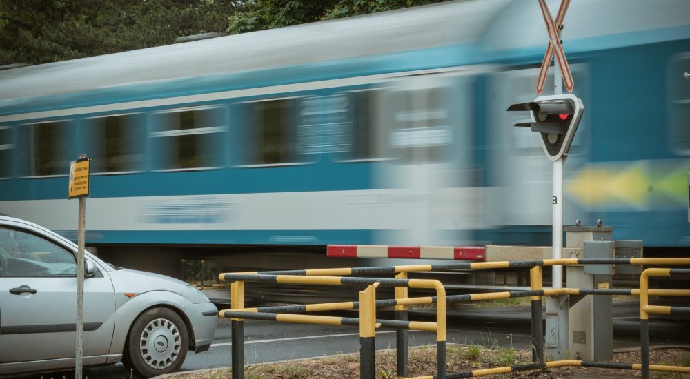 Egy vonat száguld át a vasúti átjáróban