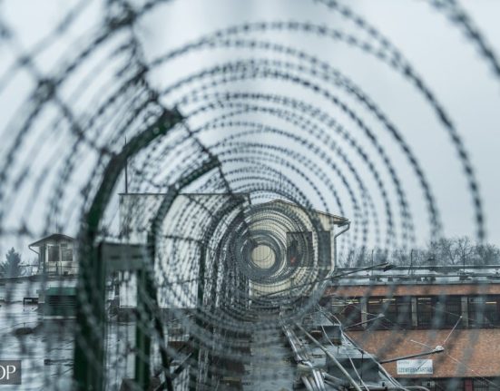 A börtönkerítés szögesdrótból készült