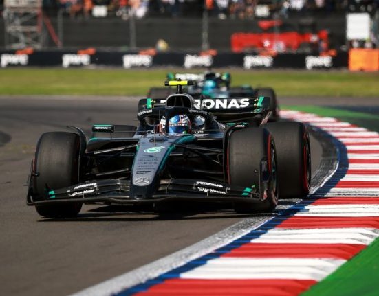 Russell Mexikóban száguld a cél felé