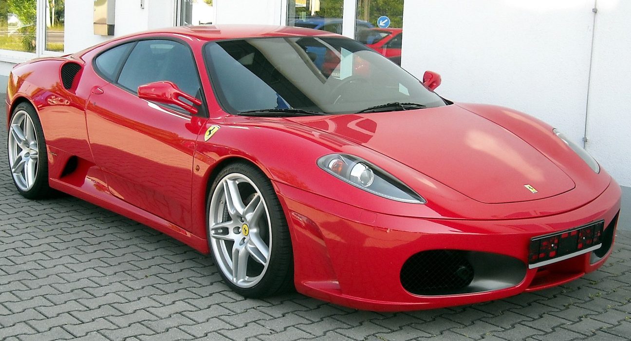 Ferrari az utcán parkol