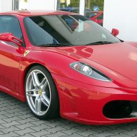 Ferrari az utcán parkol