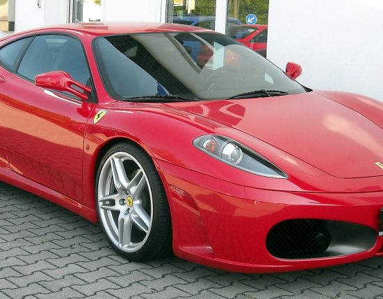 Ferrari az utcán parkol
