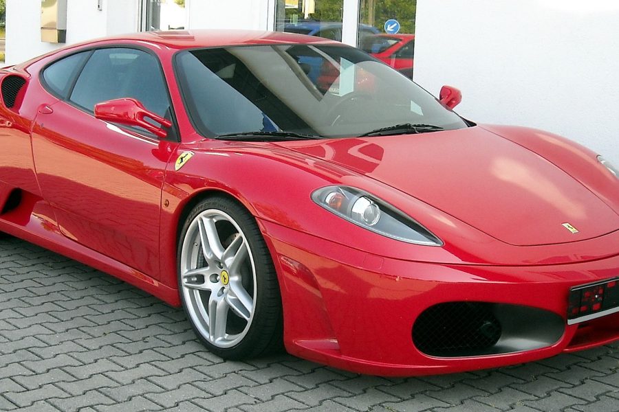 Ferrari az utcán parkol