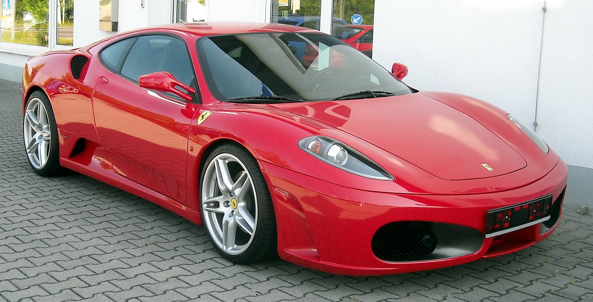 Ferrari az utcán parkol