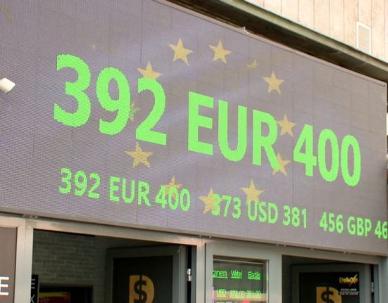 Az euro-forint árfolyamát mutatja a tábla