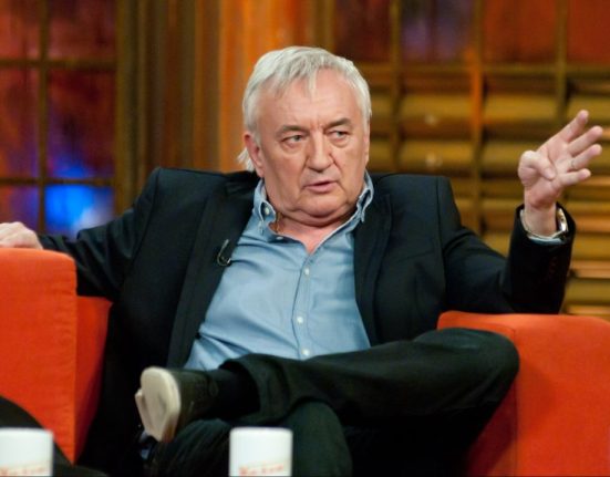 Havas Henrik a stúdióban beszél