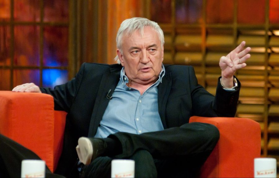 Havas Henrik a stúdióban beszél