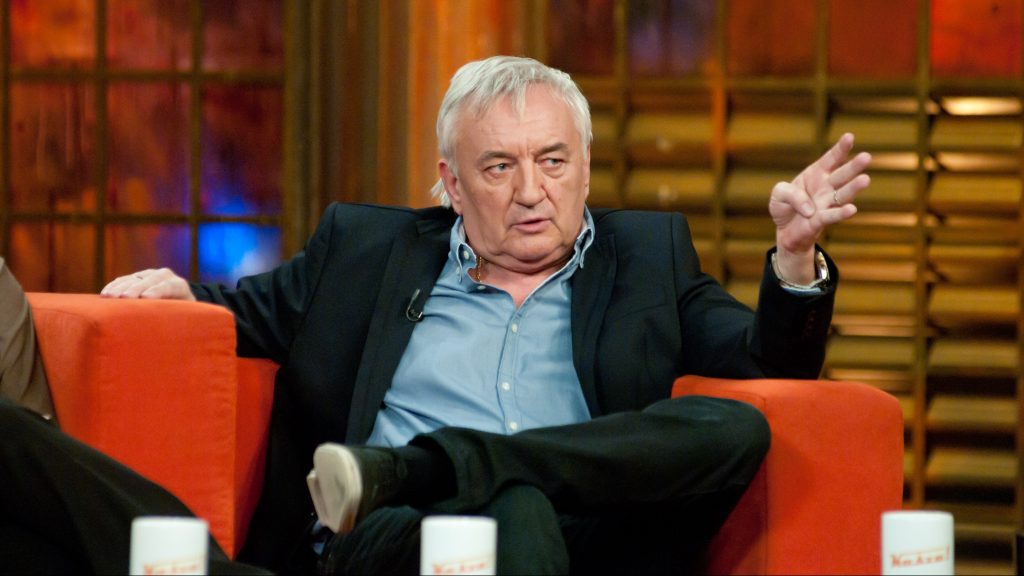 Havas Henrik a stúdióban beszél