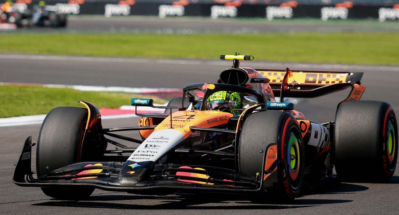 Száguld a McLaren a Mexikói Nagydíjon a cél felé