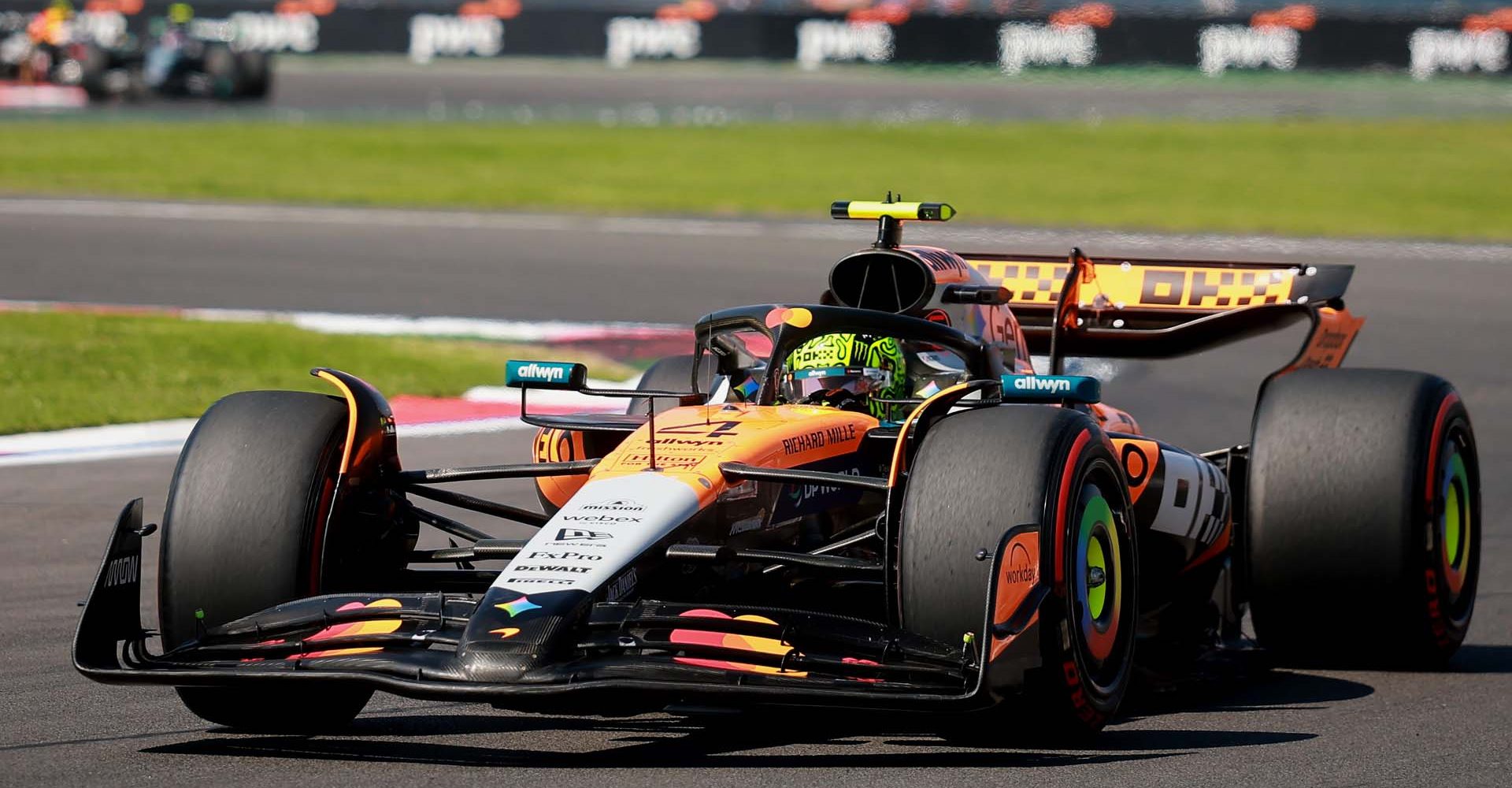 Száguld a McLaren a Mexikói Nagydíjon a cél felé