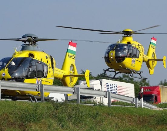 Mentőhelikpoterek egy baleset helyszínén