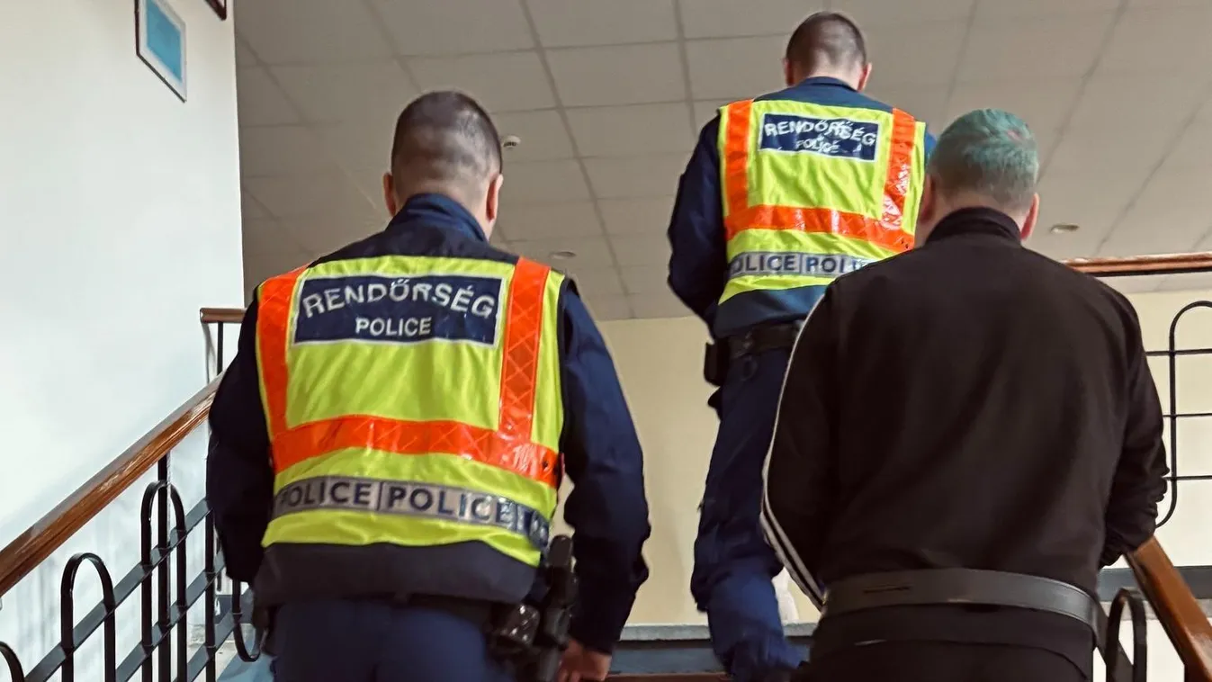 Rendőrök kísérik a bűnözőt a rács mögé