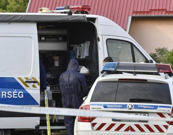 helyszínelőautók parkolnak az úton