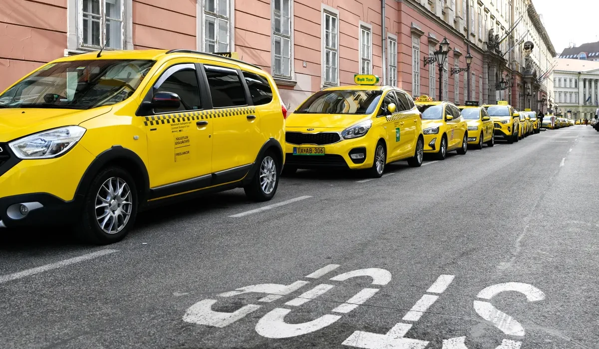Taxisok sorakoznak az utcán