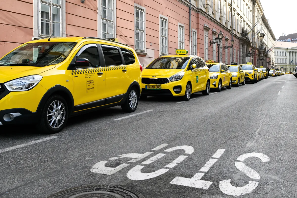 Taxisok sorakoznak az utcán