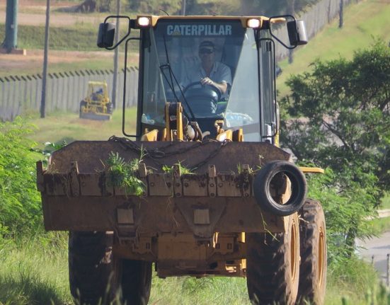 Traktor halad a szántásban