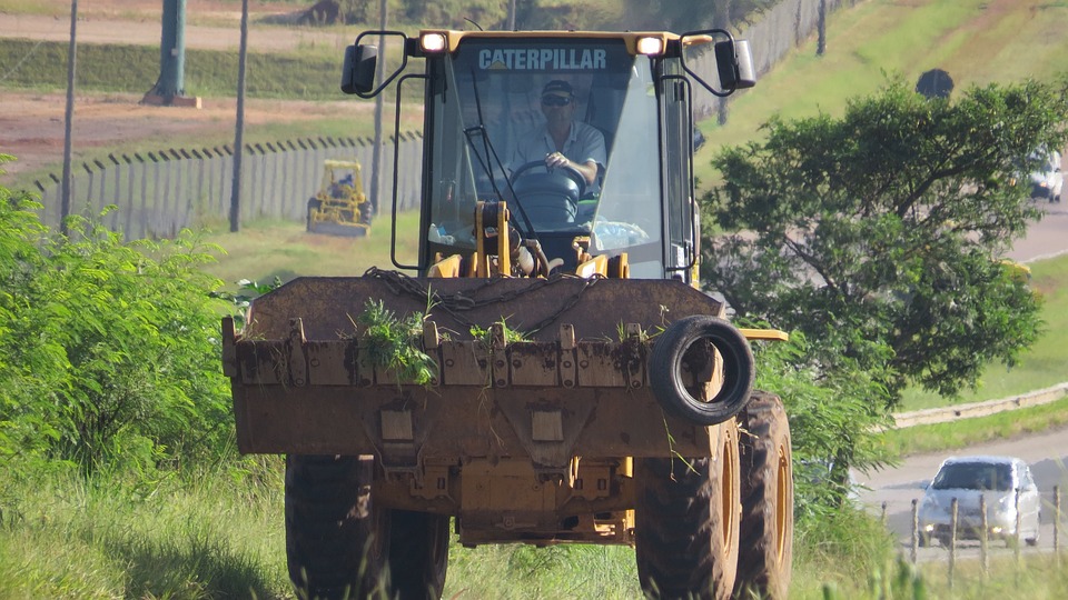 Traktor halad a szántásban